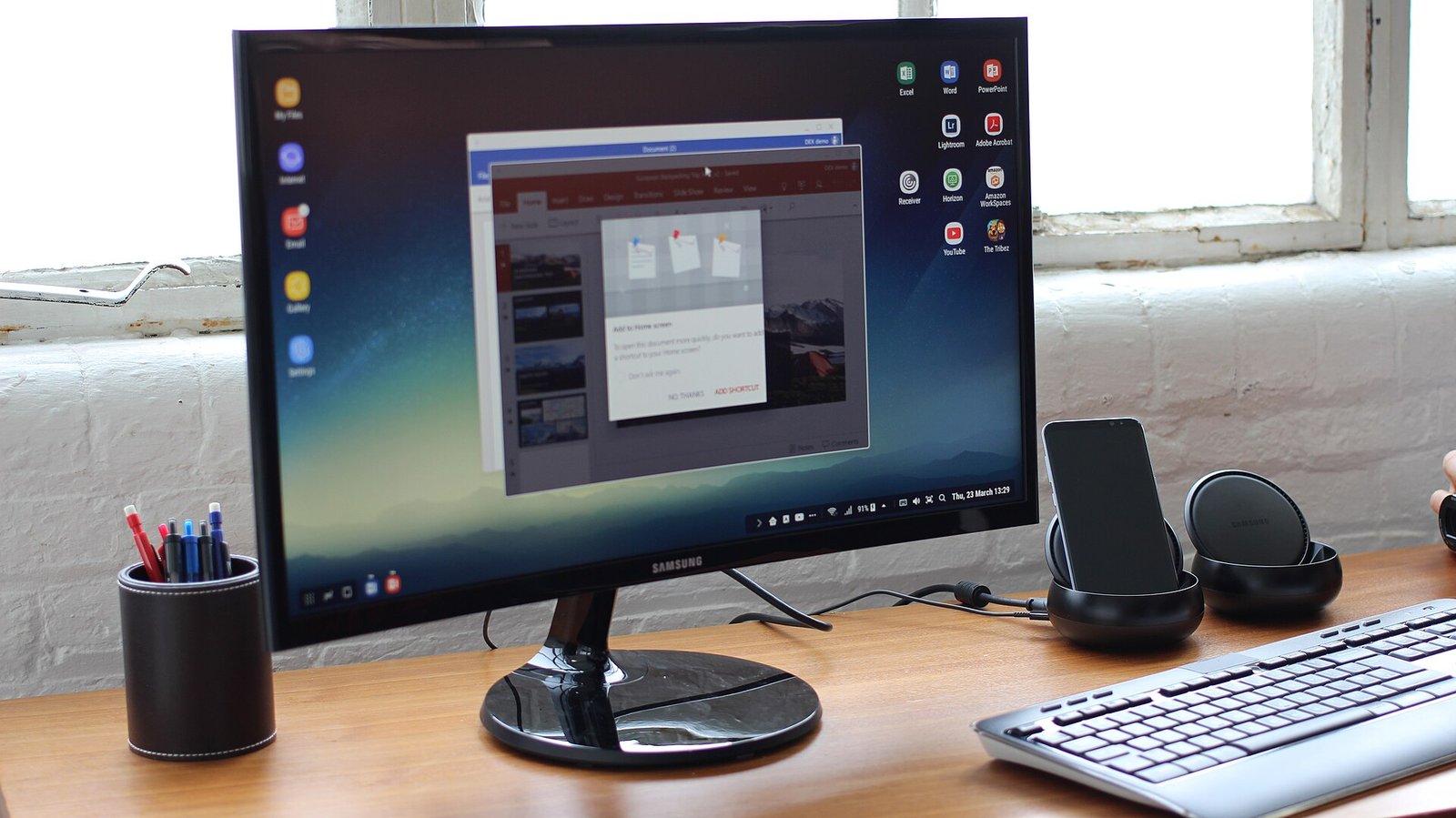 A phone driving a full desktop through Samsung DeX: the preview of what Googlebook OS now makes the default